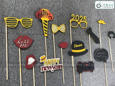 Phụ kiện hoá trang cầm tay vui nhộn chủ đề Happy New Year [Bằng gỗ - Nhiều kiểu] PK-GO-01